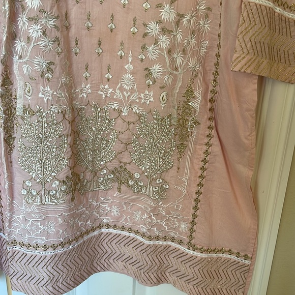 Khaadi Pakistani Indian kurta with embroidery on beautiful soft pink color. - Picture 6 of 8
